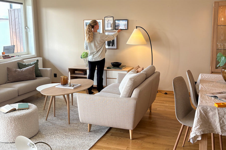 Stylist henger opp bilder på styling