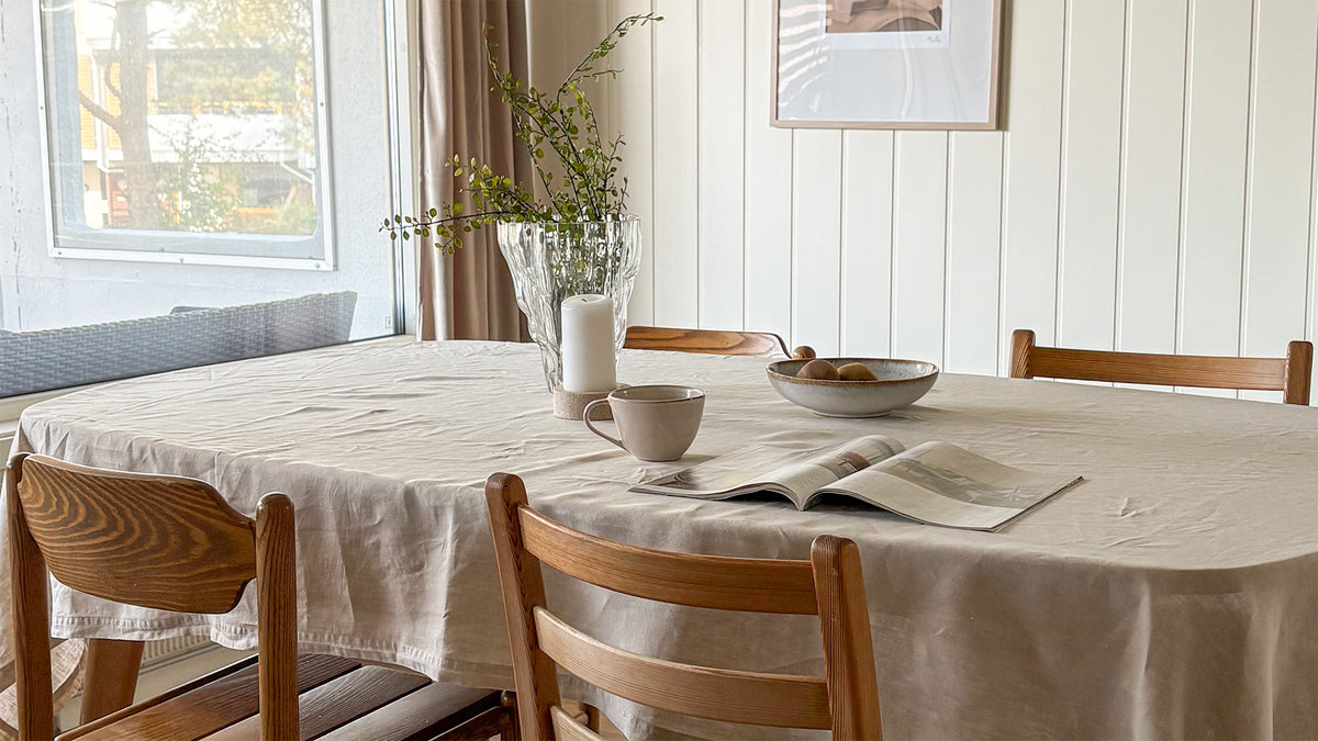 stylet spisebord med linduk i beige